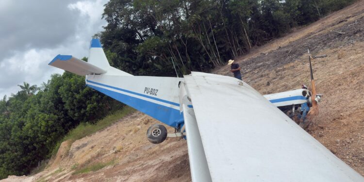 Piloto de 72 anos que caiu após avião colidir com urubu recebe alta no Pará