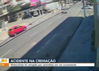 Caminhão avança preferencial e atinge moto com pai e filho de 3 anos em Belém