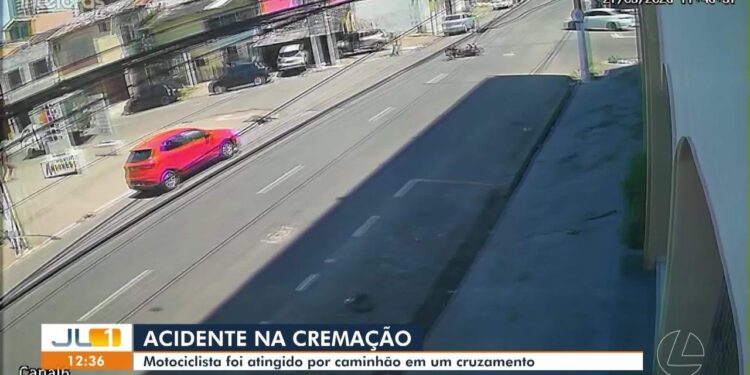 Caminhão avança preferencial e atinge moto com pai e filho de 3 anos em Belém