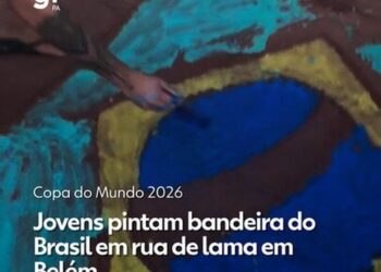 Copa do Mundo 2026: jovens pintam bandeira do Brasil em 'rua de lama' em Belém e transformam tradição em crítica social