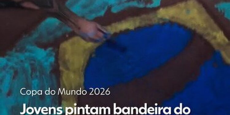 Copa do Mundo 2026: jovens pintam bandeira do Brasil em 'rua de lama' em Belém e transformam tradição em crítica social