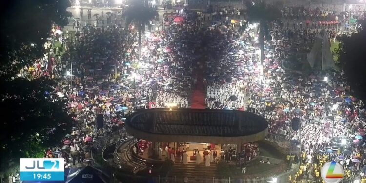 Vigília de Pentecostes reúne fiéis na Praça Santuário em Belém