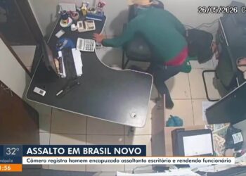 Assaltante encapuzado invade empresa e rende funcionário durante roubo em Brasil Novo