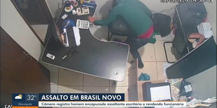 Assaltante encapuzado invade empresa e rende funcionário durante roubo em Brasil Novo