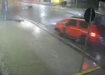 VÍDEO: Carro invade farmácia em São Miguel do Guamá, no PA, e motorista foge sem um dos pneus