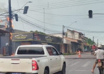 Curto-circuito provoca incêndio em dois postes e deixa trecho interditado em Santarém